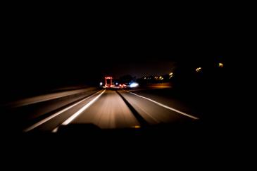 Autoverlichting op de snelweg