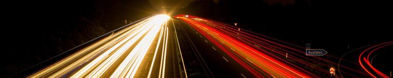 Autoverlichting op de snelweg 