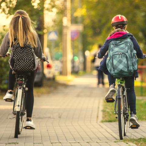 Kind alleen naar school op fiets
