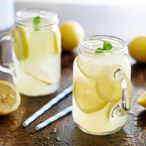 Water met citroen in limonadeglazen